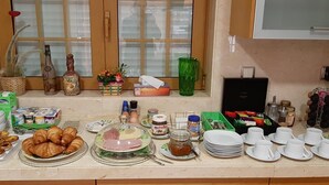 Un bufé de desayuno con diversas opciones de comida, salsas y utensilios.