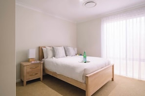 4 bedrooms, iron/ironing board, WiFi, bed sheets