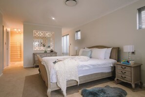 4 bedrooms, desk, iron/ironing board, WiFi - Ceol Na Mara Luxury Pool Escape with Golf Views (Dunsborough)