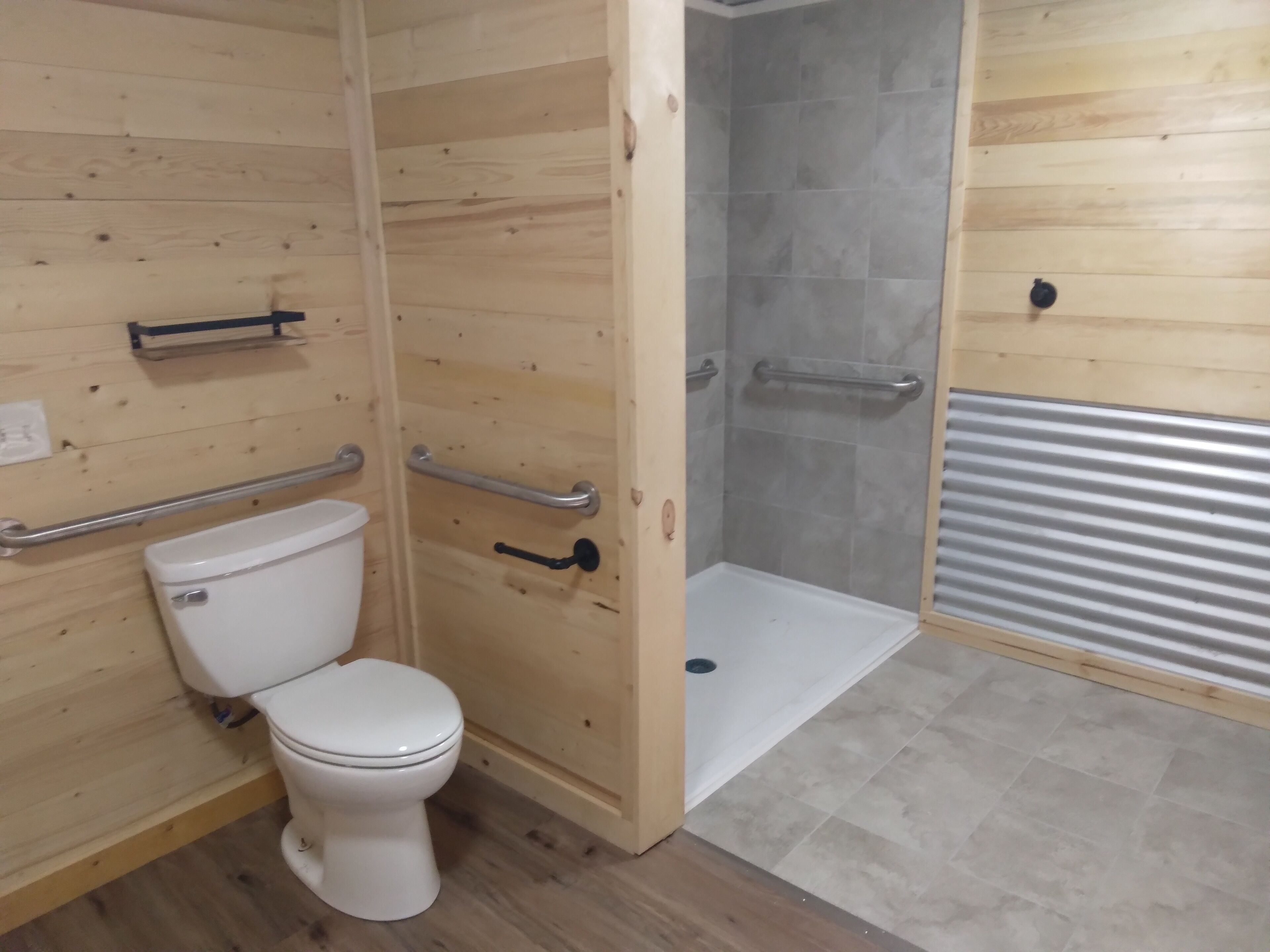 Deluxe huisje, toegankelijk voor mindervaliden | Badkamer | Een douche, een regendouche, handdoeken, zeep