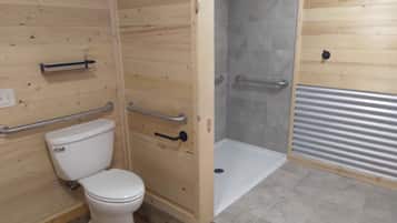 Deluxe huisje, toegankelijk voor mindervaliden | Badkamer | Een douche, een regendouche, handdoeken, zeep