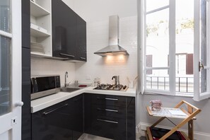 Kühlschrank, Mikrowelle, Ofen, Herdplatte