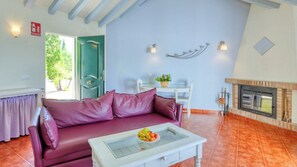 Een televisie en een open haard