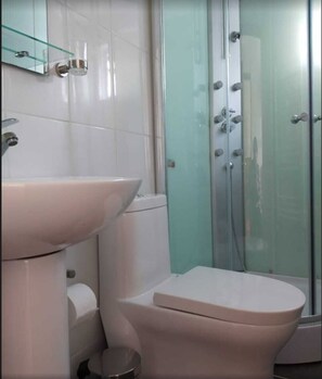 Shower, hair dryer, towels, soap - Hostal Casa Miranda (Natales)