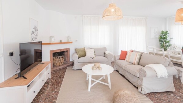 TV, fireplace, table tennis - Villa Cañadu Nerja by Ruralidays (Málaga)