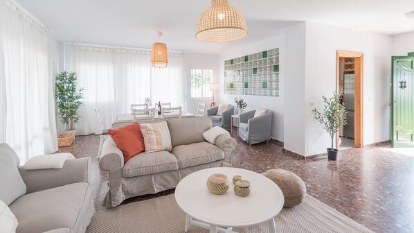 Una televisión, una chimenea, una mesa de tenis de mesa