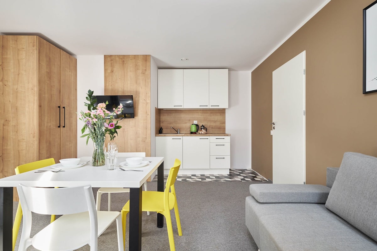 Un apartamento moderno con comedor, cocina y sala de estar.