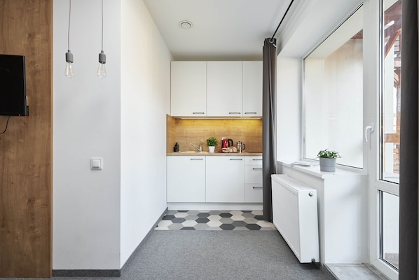 Estúdio, sacada, vista para a montanha | Cozinha privada | Frigobar, cooktop, chaleira elétrica, cadeirão de bebê