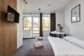 Estudio, balcón, vistas a la montaña | Escritorio, cortinas opacas, wifi gratis y ropa de cama