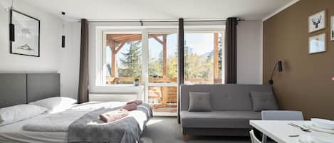 Escritorio, cortinas blackout, wifi gratis y ropa de cama