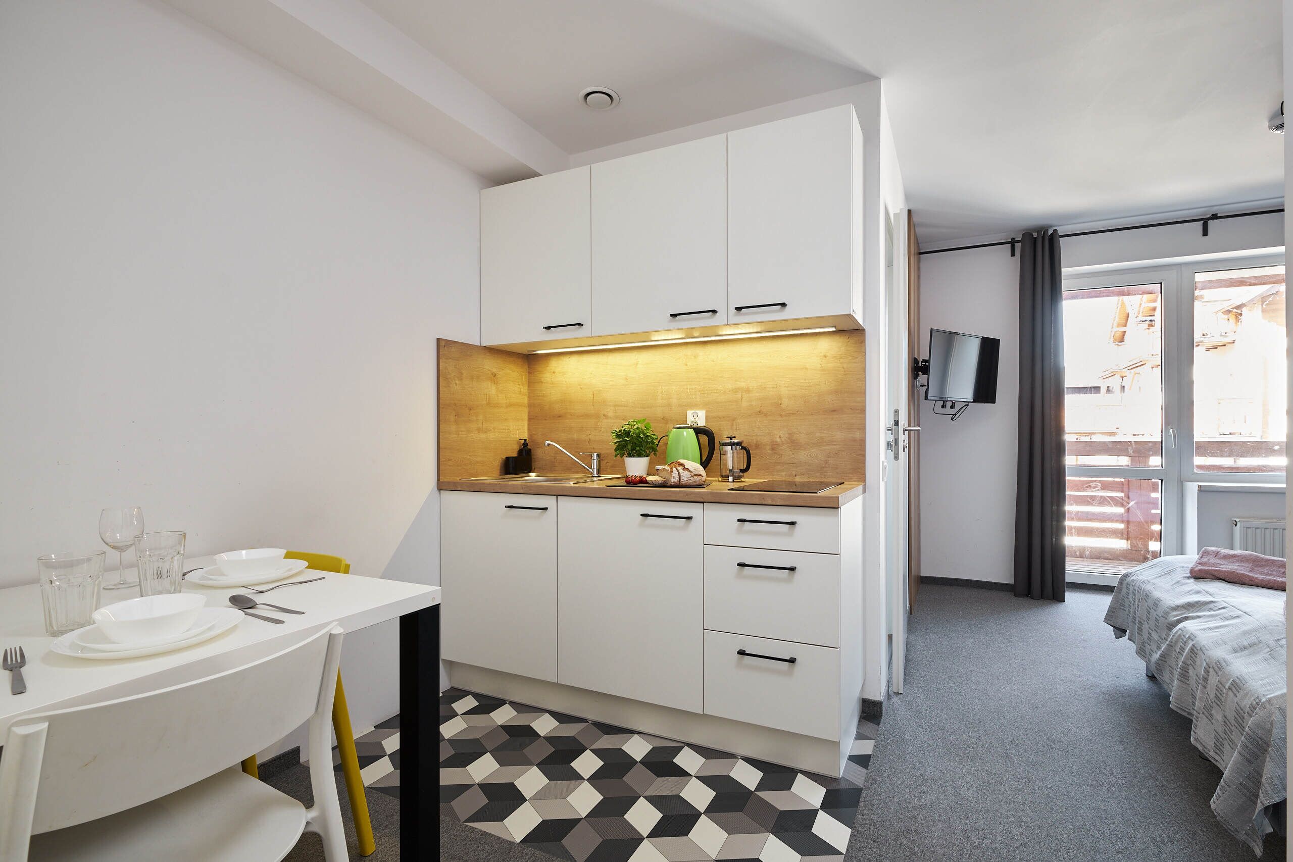 Mini-Kühlschrank, Herdplatte, Wasserkocher, Hochstuhl