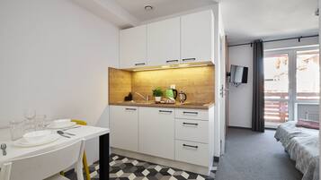Mini-Kühlschrank, Herdplatte, Wasserkocher, Hochstuhl