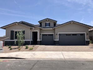 Exterior - 4 bed 3.5 bath modern ranch home with private pool/spa and golf course view (Goodyear)