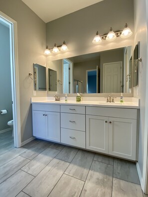 Shower, hair dryer, towels, soap - 4 bed 3.5 bath modern ranch home with private pool/spa and golf course view (Goodyear)