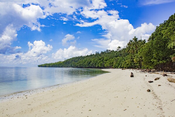 Aan een privéstrand, wit zand