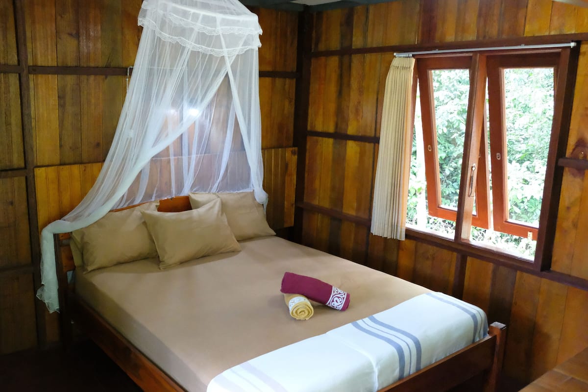 1 bedroom, bed sheets