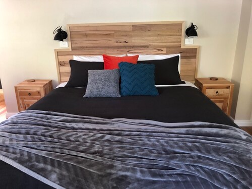 Apartment 2 Self-contained King bed, bath & shower, mountain views, wood burner