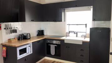 Coffee/tea maker, fridge, microwave, oven