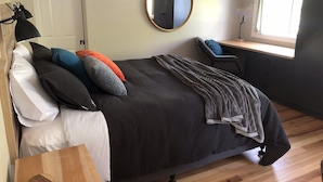1 sovrum, skrivbord, strykjärn/strykbräda och resesäng