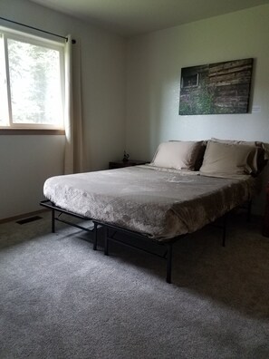 3 bedrooms, iron/ironing board, WiFi, bed sheets
