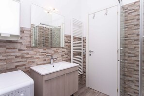 Ducha, bidé y toallas