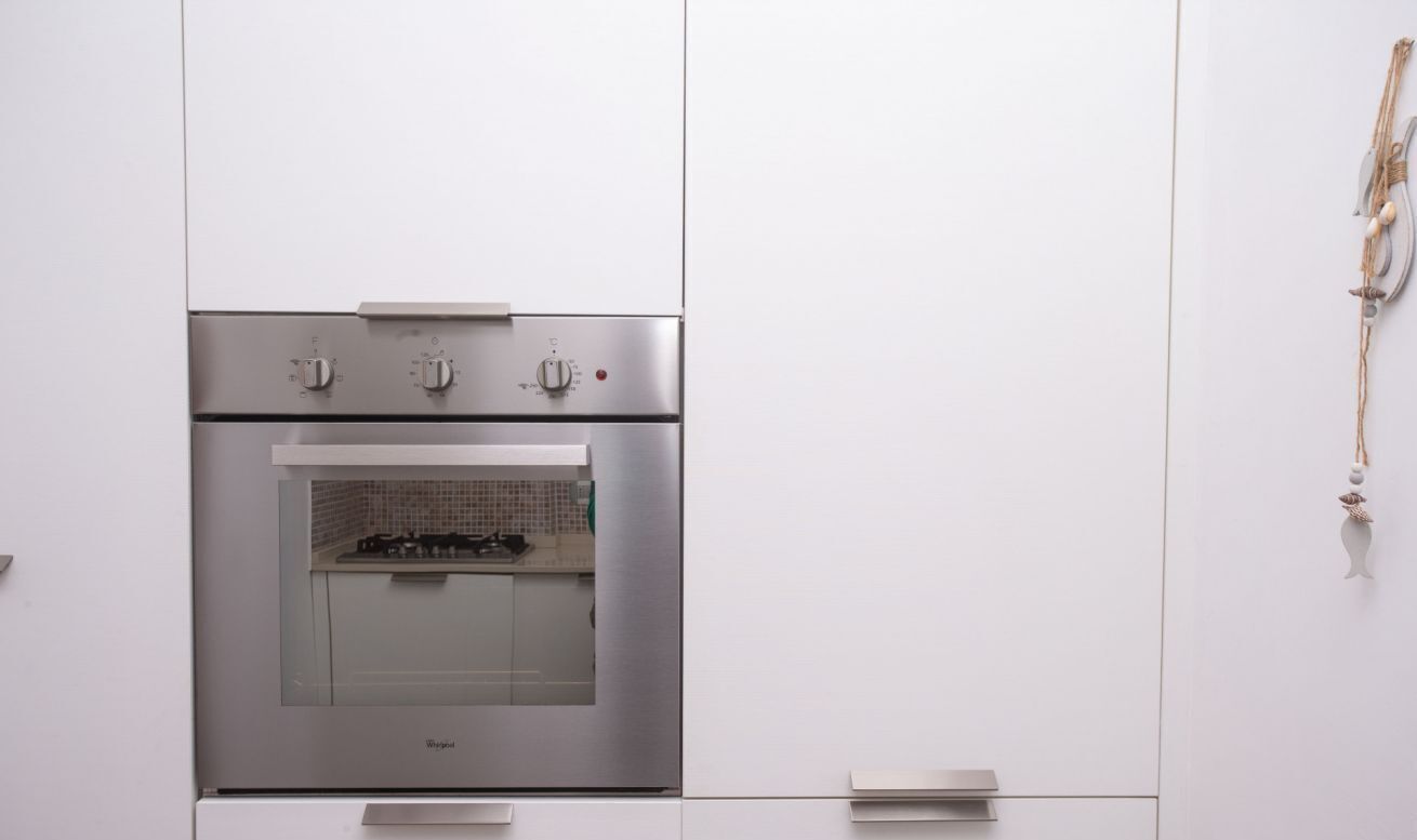 Kühlschrank, Ofen, Geschirrspüler, Esstisch