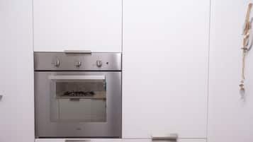 Kühlschrank, Ofen, Geschirrspüler, Esstisch