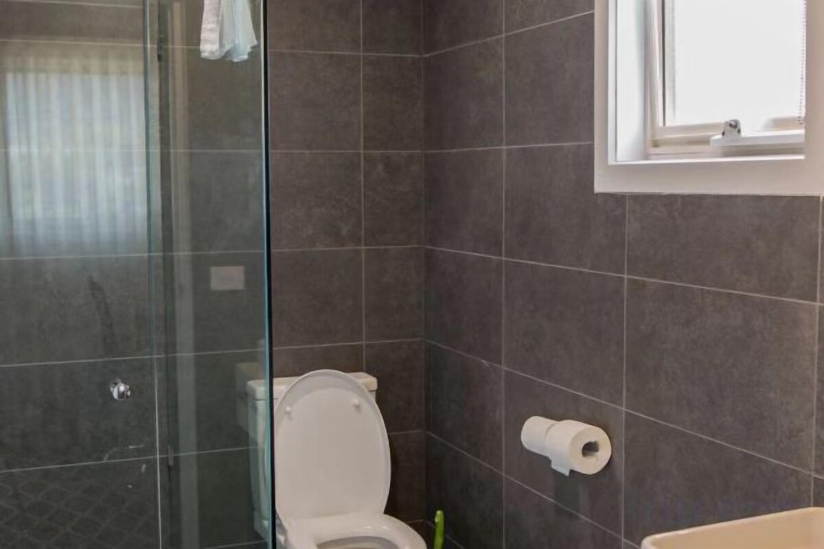 Shower, rainfall showerhead, free toiletries