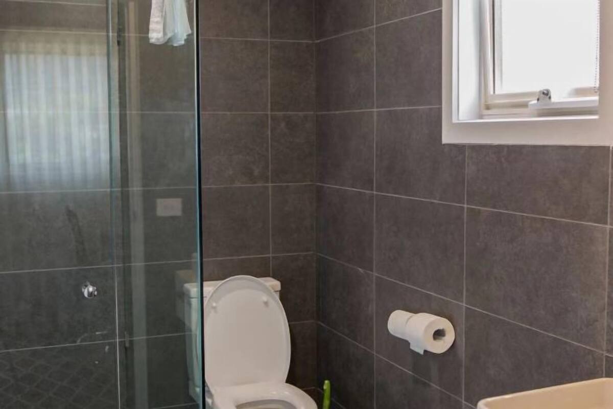 Shower, rainfall showerhead, free toiletries