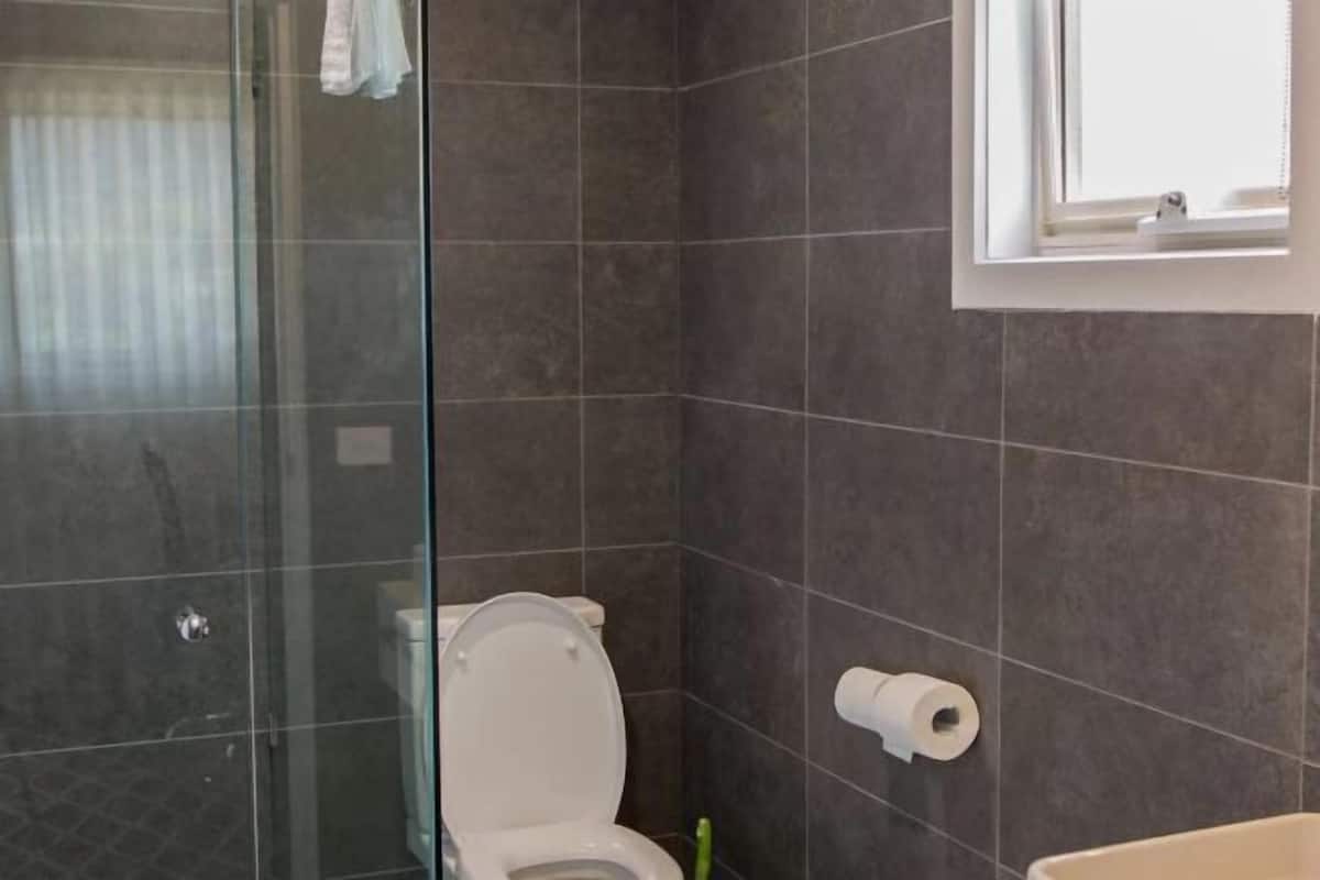 Shower, rainfall showerhead, free toiletries