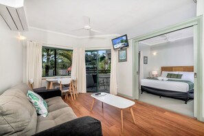 Living area - Golfers Haven - Yorkeys Knob (Yorkeys Knob)