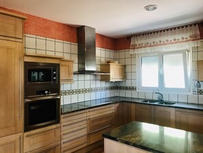 Kjøleskap, mikrobølgeovn, ovn og oppvaskmaskin