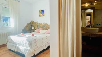 4 slaapkamers, een strijkplank/strijkijzer, internet, beddengoed