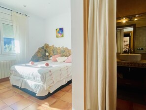 4 soverom, strykejern/-brett, internettilgang og sengetøy