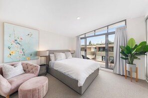 3 bedrooms, iron/ironing board, free WiFi, bed sheets - Fully Furnished 2-Storey, 3 Bedroom Executive Penthouse Apartment (Crows Nest)
