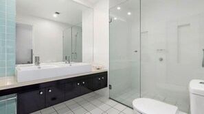Combined shower/bathtub