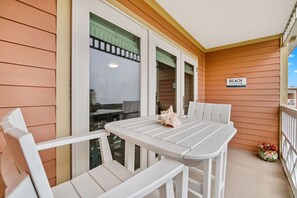 Outdoor dining - Spectacular BEACH & POOL VIEWS–Your Perfect Escape @ The Victorian, Galveston TX (Galveston)