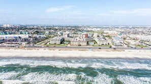 On the beach - Spectacular BEACH & POOL VIEWS–Your Perfect Escape @ The Victorian, Galveston TX (Galveston)