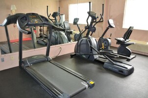 Academia com esteiras, elípticos e bicicleta ergométrica.