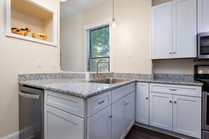 Frigorifero, microonde, forno, piano cottura