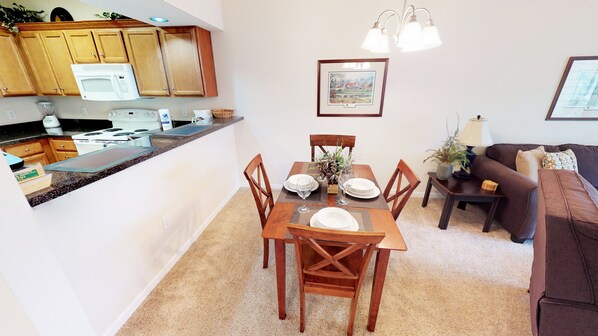 Un espacio habitable compacto con cocina, comedor y sala de estar.