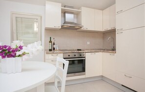 Fridge, oven, dishwasher, coffee/tea maker