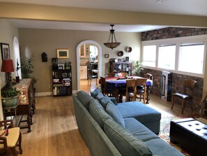 TV, lettore DVD, libri, videoteca