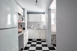 Kjøleskap, mikrobølgeovn, ovn og kokeplater