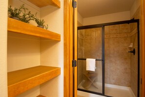 Casa, 3 habitaciones | Baño | Amenidades de baño gratuitas, piso con calefacción, toallas, jabón 