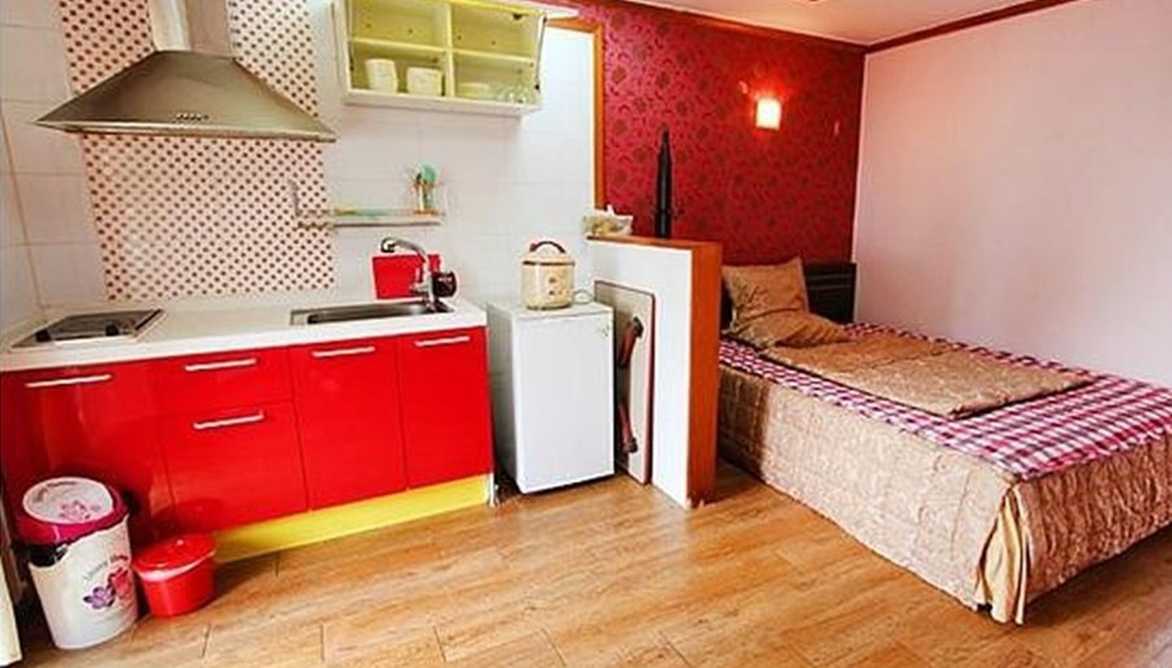 Double Room | Private kitchenette | Full-sized fridge, stovetop, electric kettle, cookware/dishes/utensils