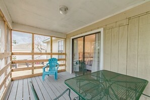 Outdoor dining - Canal front property in the heart of Gulf Shores (Gulf Shores)