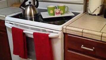 Grand réfrigérateur, micro-ondes, four, plaque de cuisson