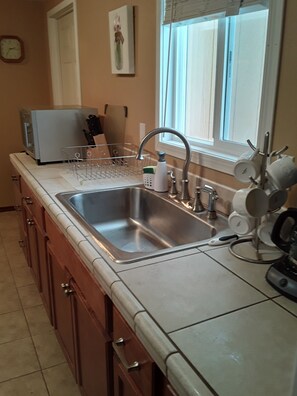 Full-sized fridge, microwave, oven, stovetop