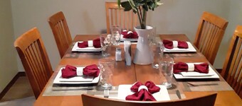 maison neuve, à 2 pâtés de maisons de l'autoroute 395, près de 49 pistes de ski.